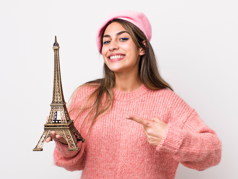 femme tenant une tour Eiffel